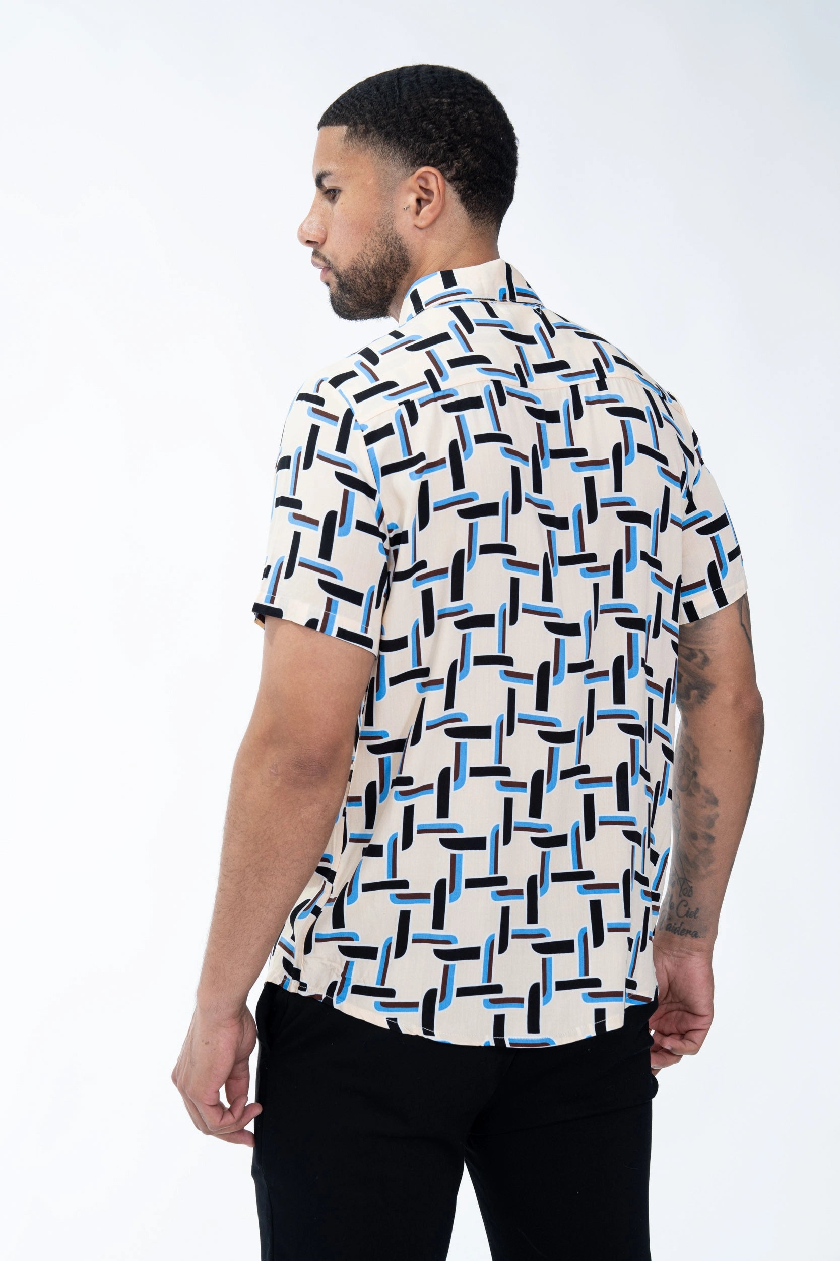 Chemise décontractée à inspiration artistique abstraite