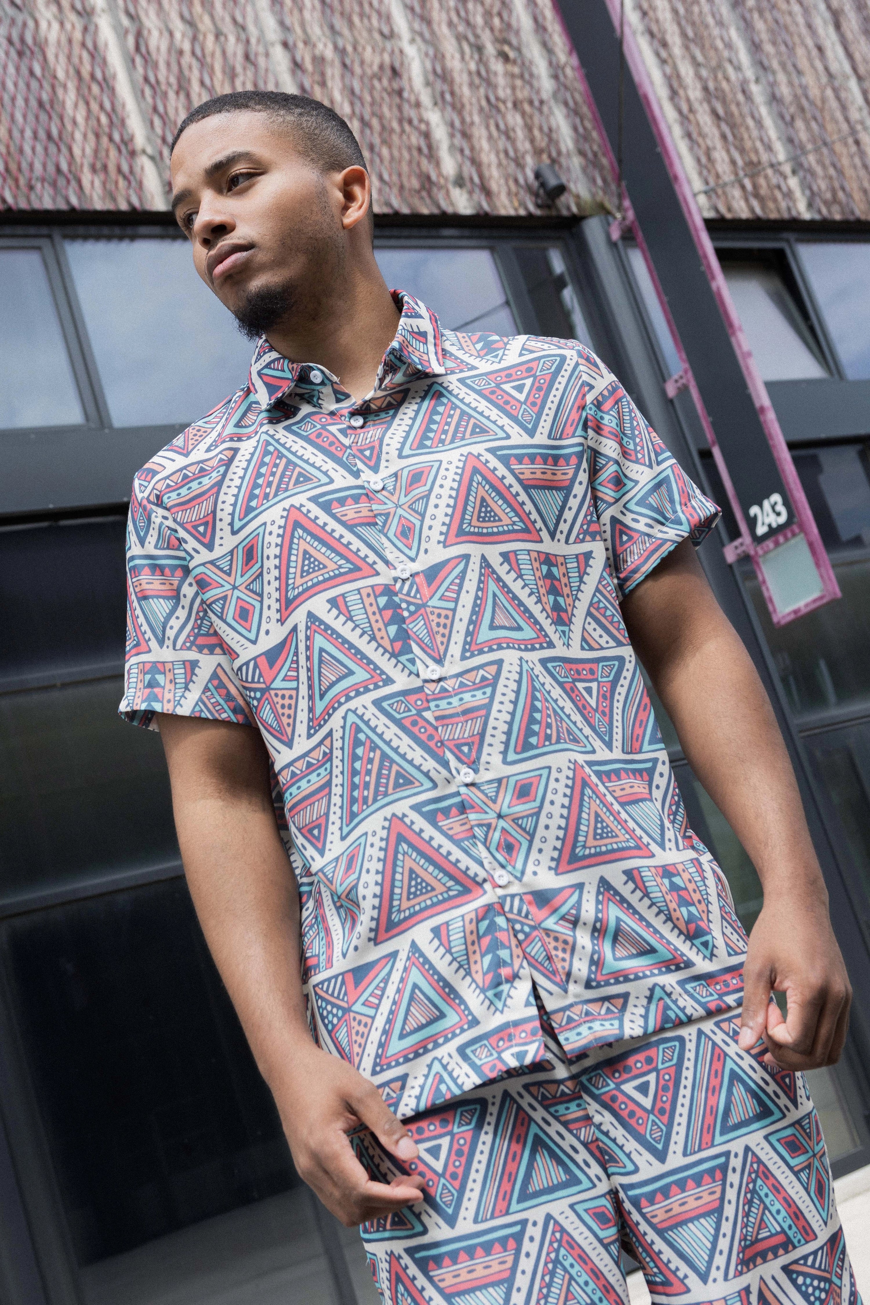 Ensemble tribal géométrique