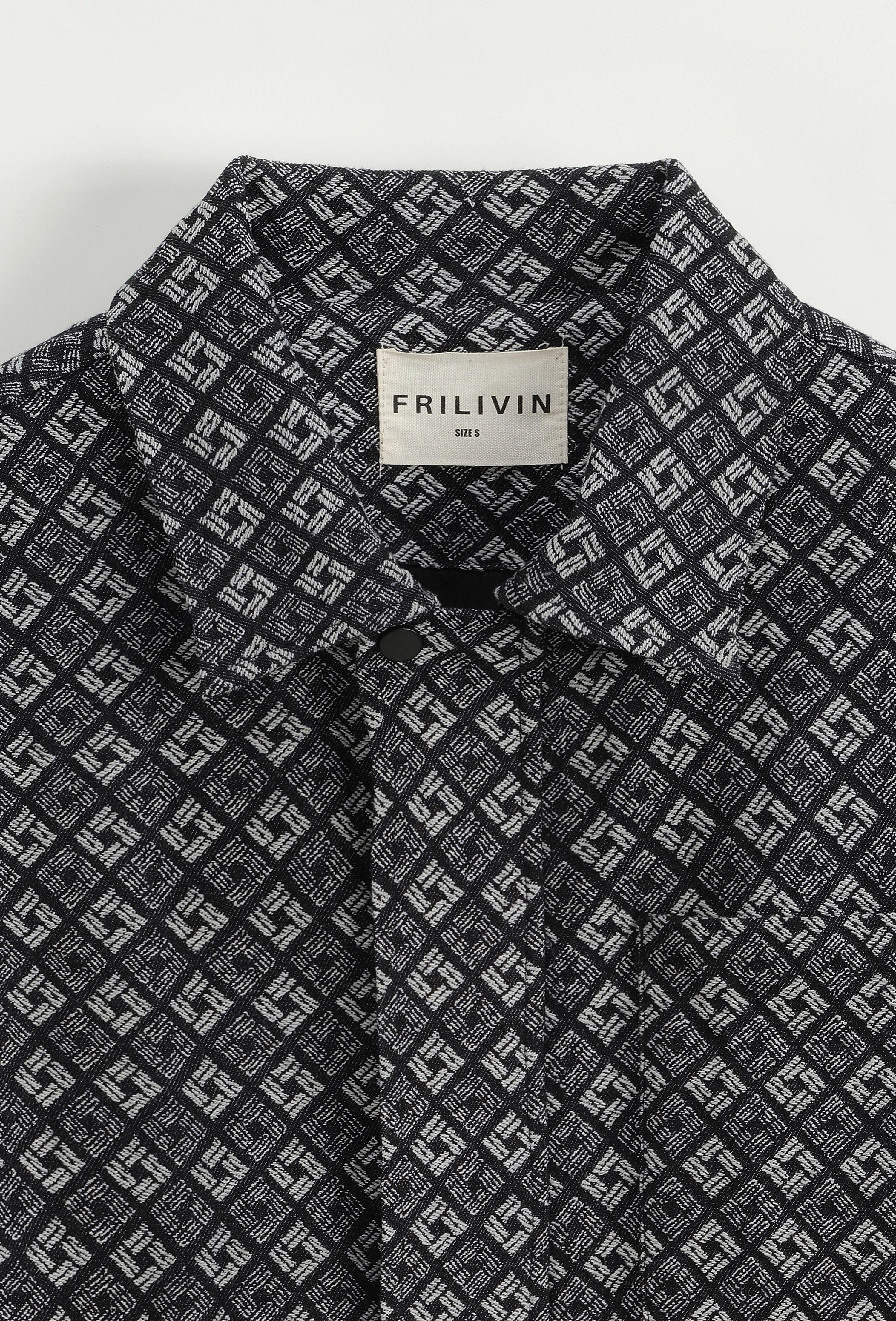 Veste à col chemise avec des motifs réguliers