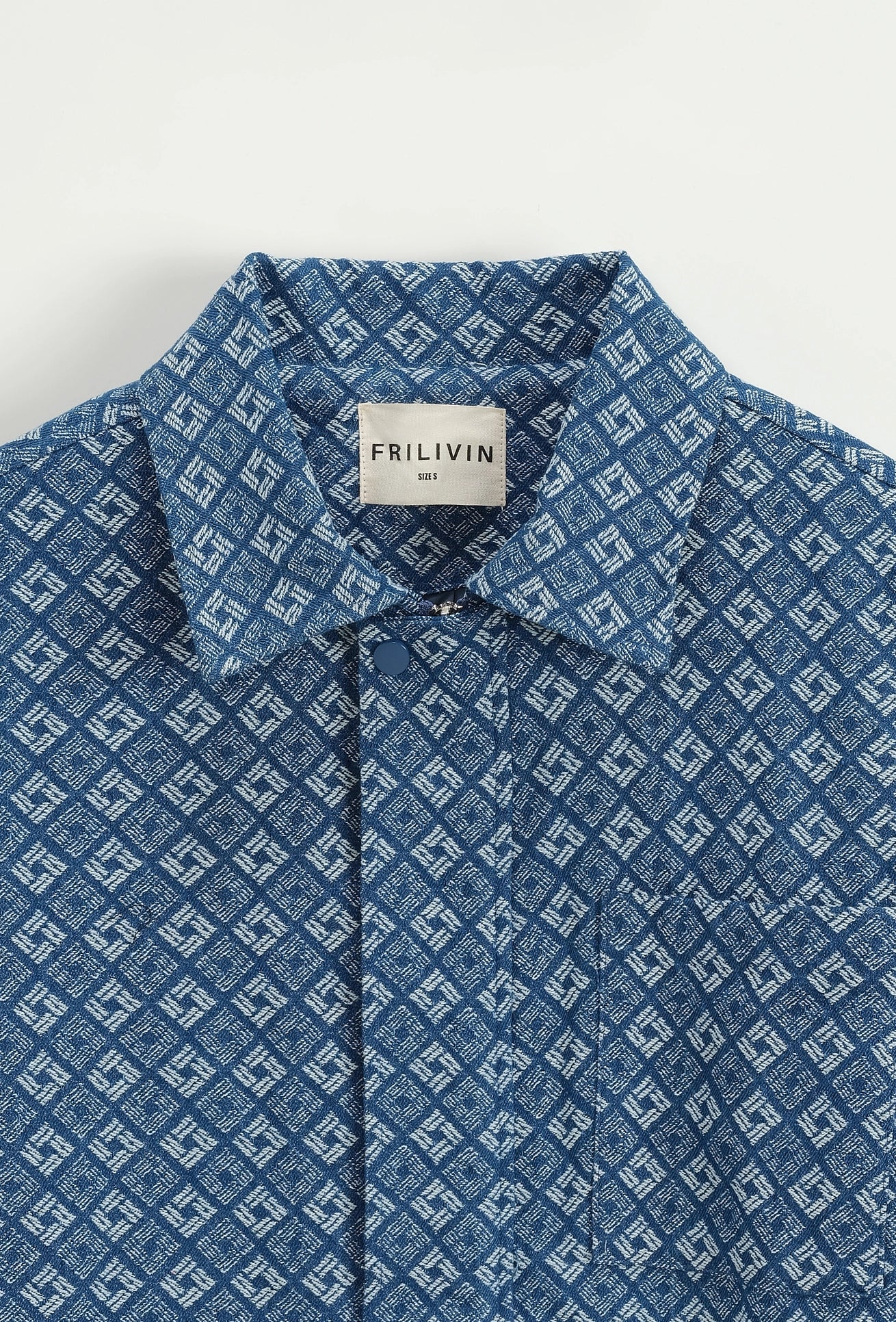 Veste à col chemise avec des motifs réguliers