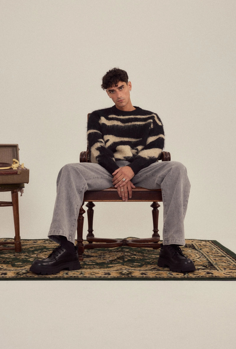 Pull sans capuche avec rayures verticales de couleur noir