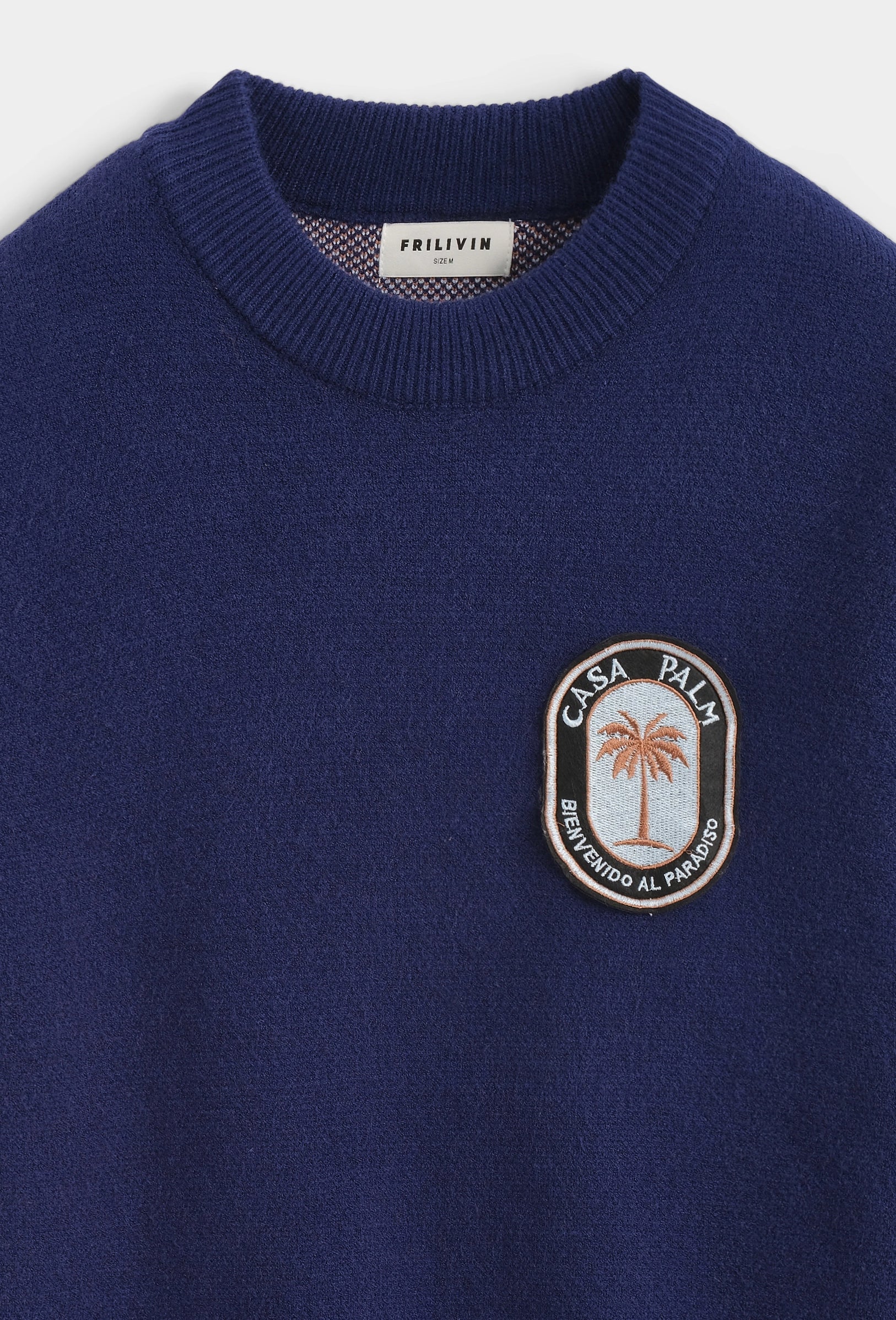 Pull en maille à col rond avec patch brodé sur la poitrine