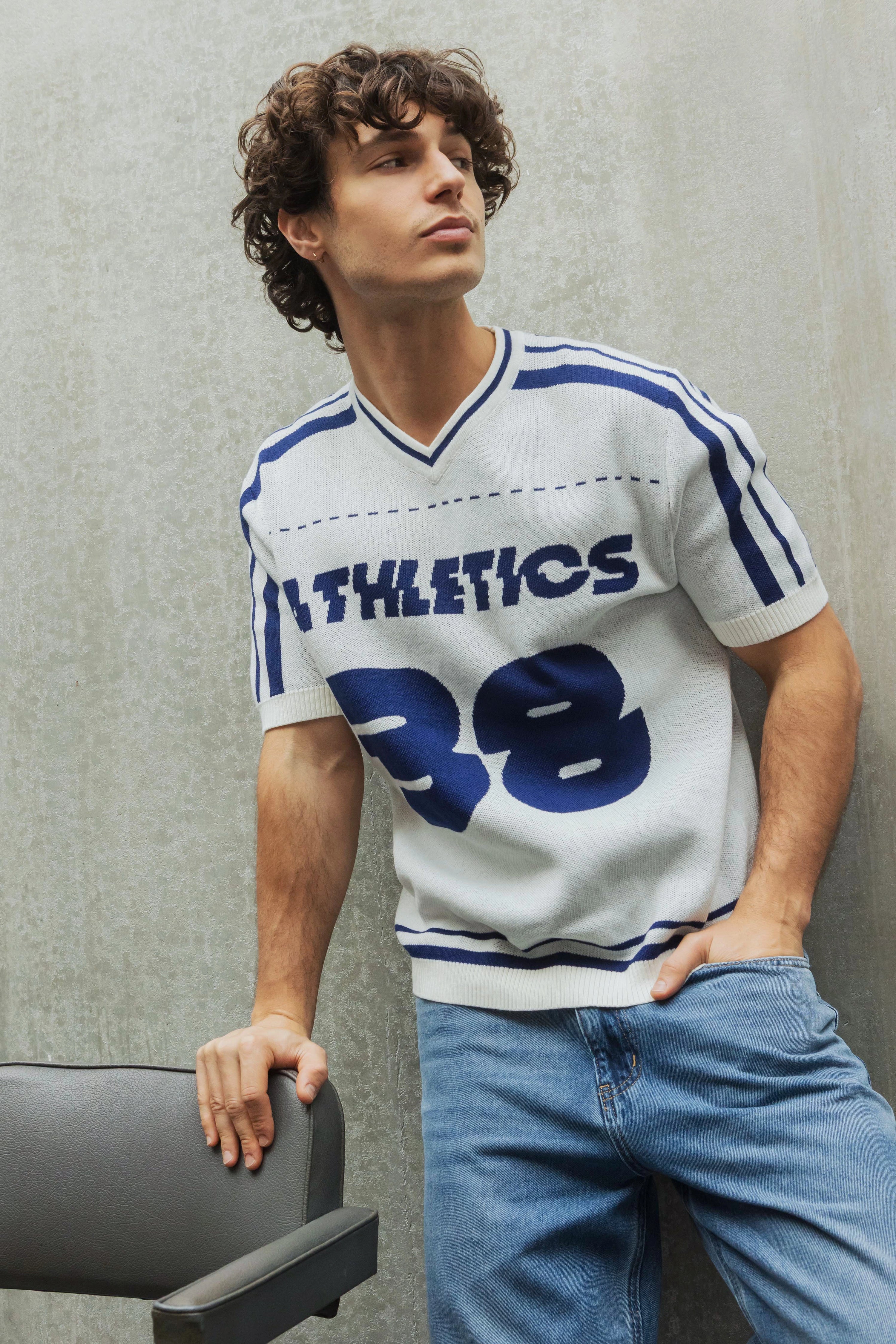 T-shirt sportif à col en v