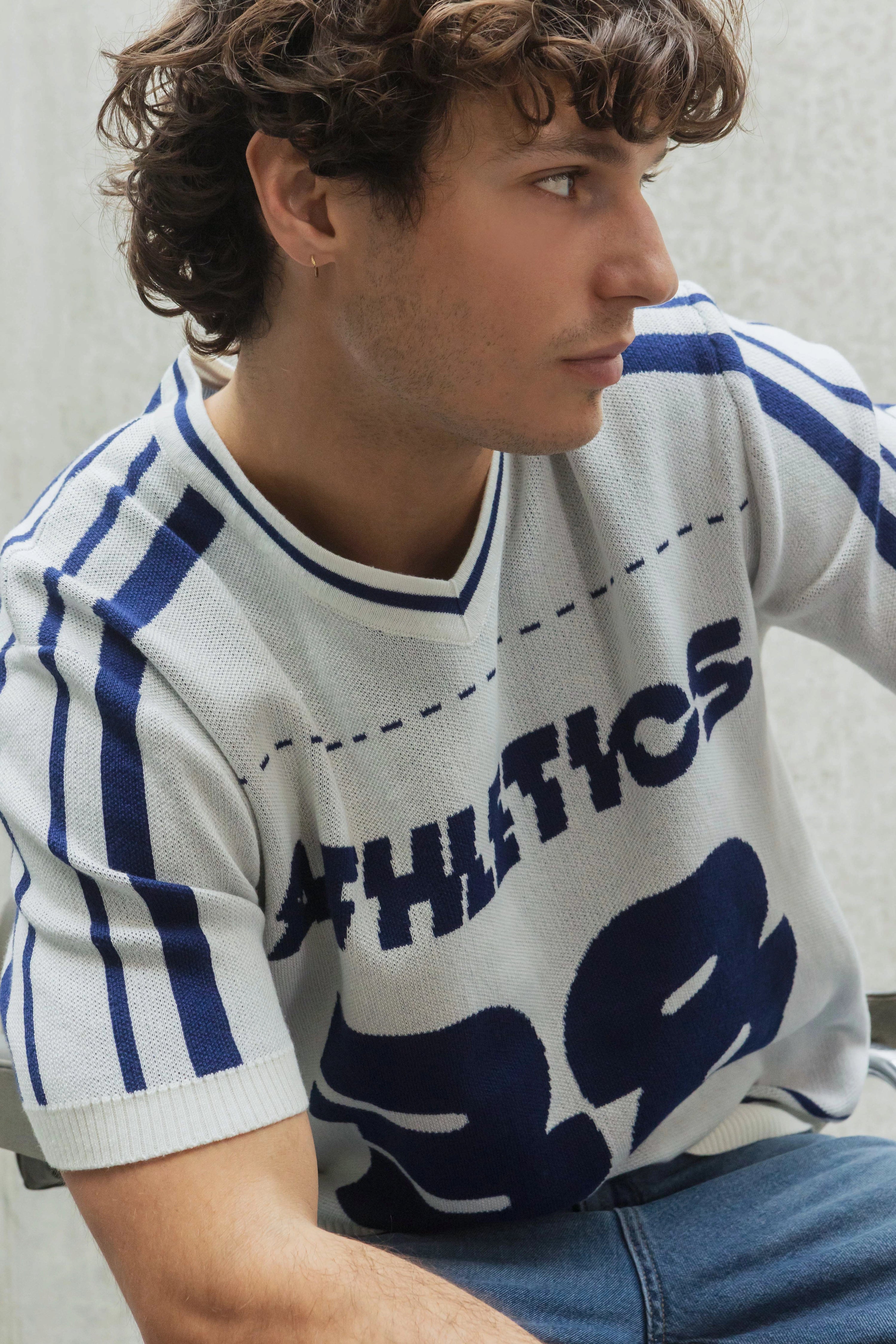 T-shirt sportif à col en v