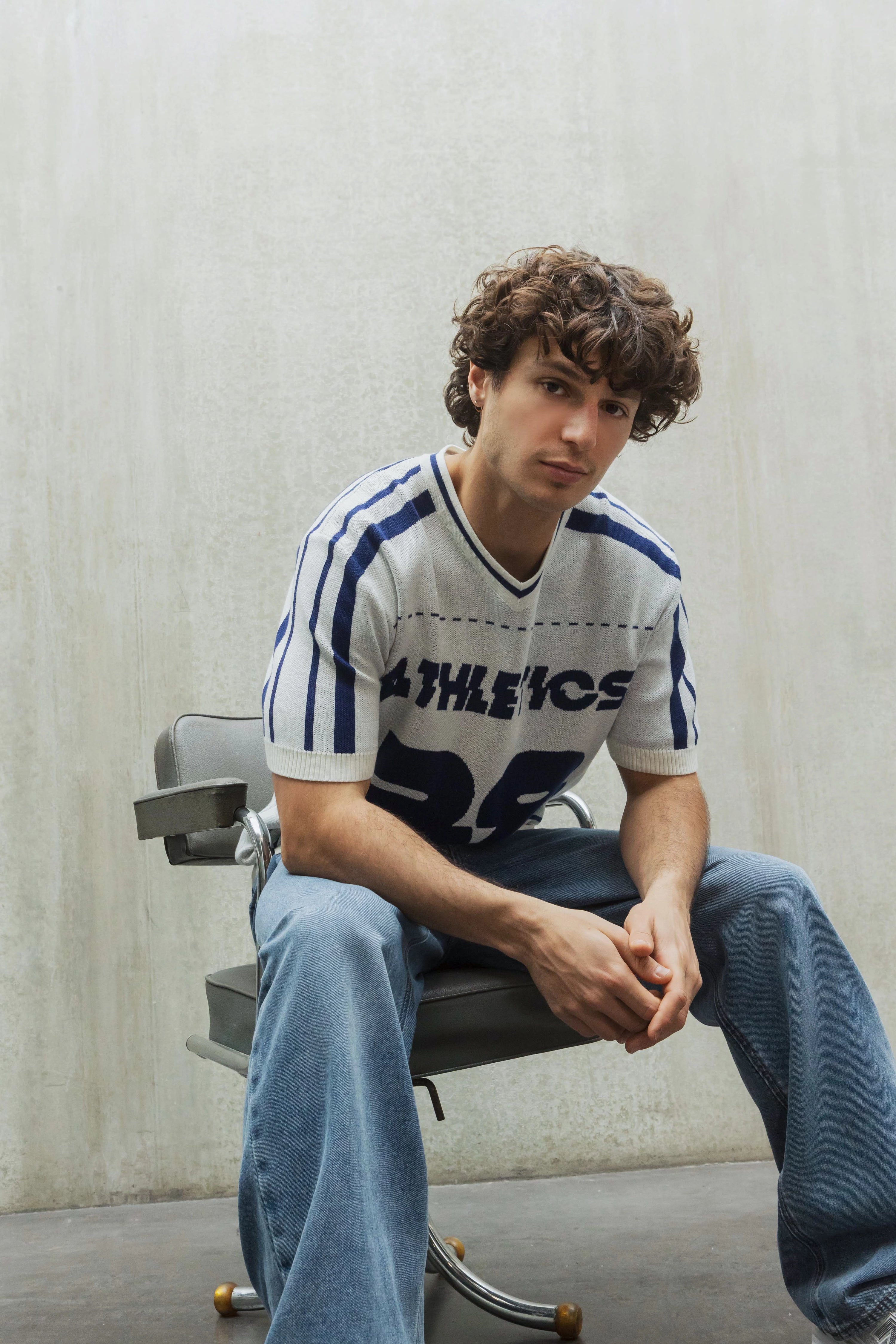 T-shirt sportif à col en v