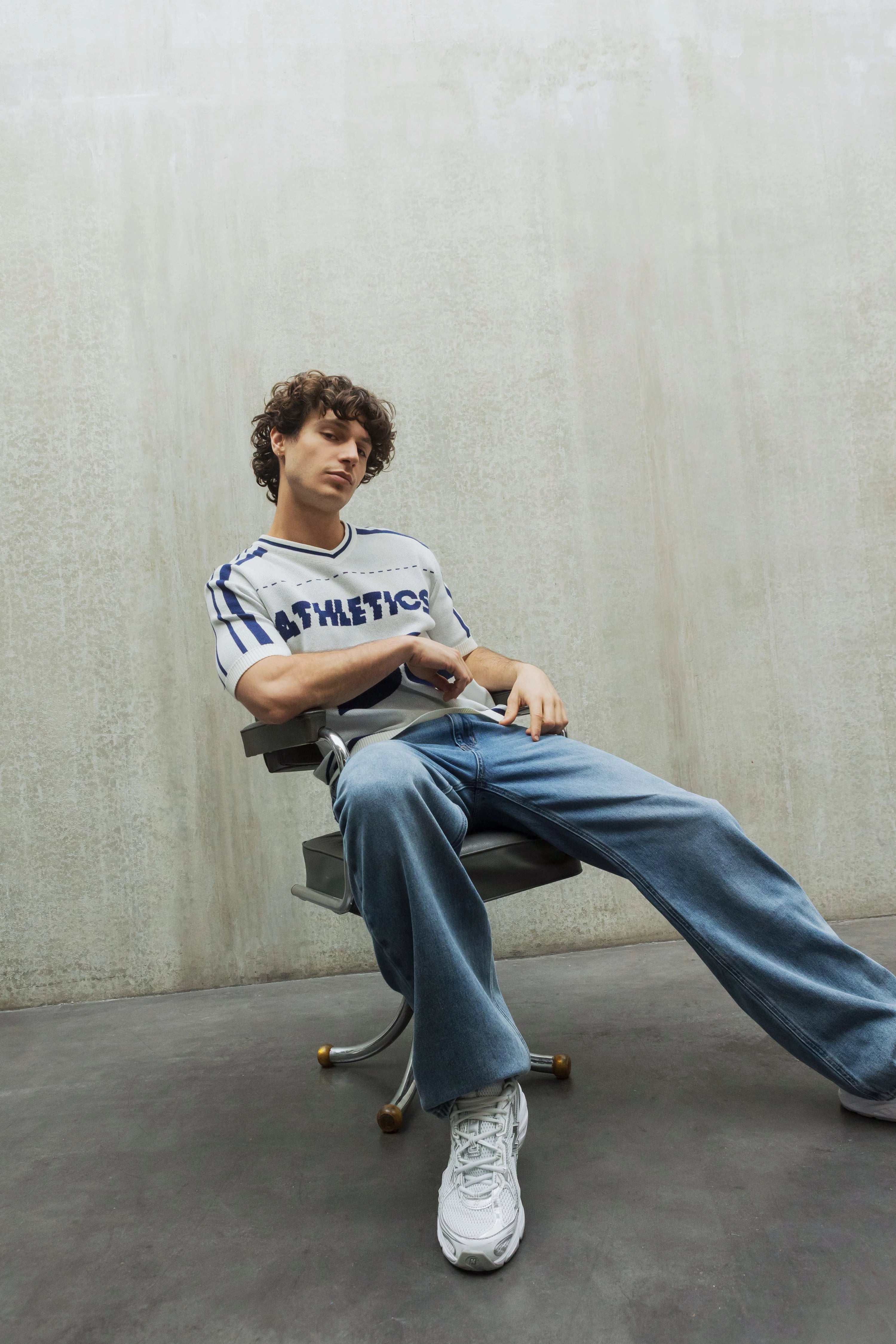 T-shirt sportif à col en v