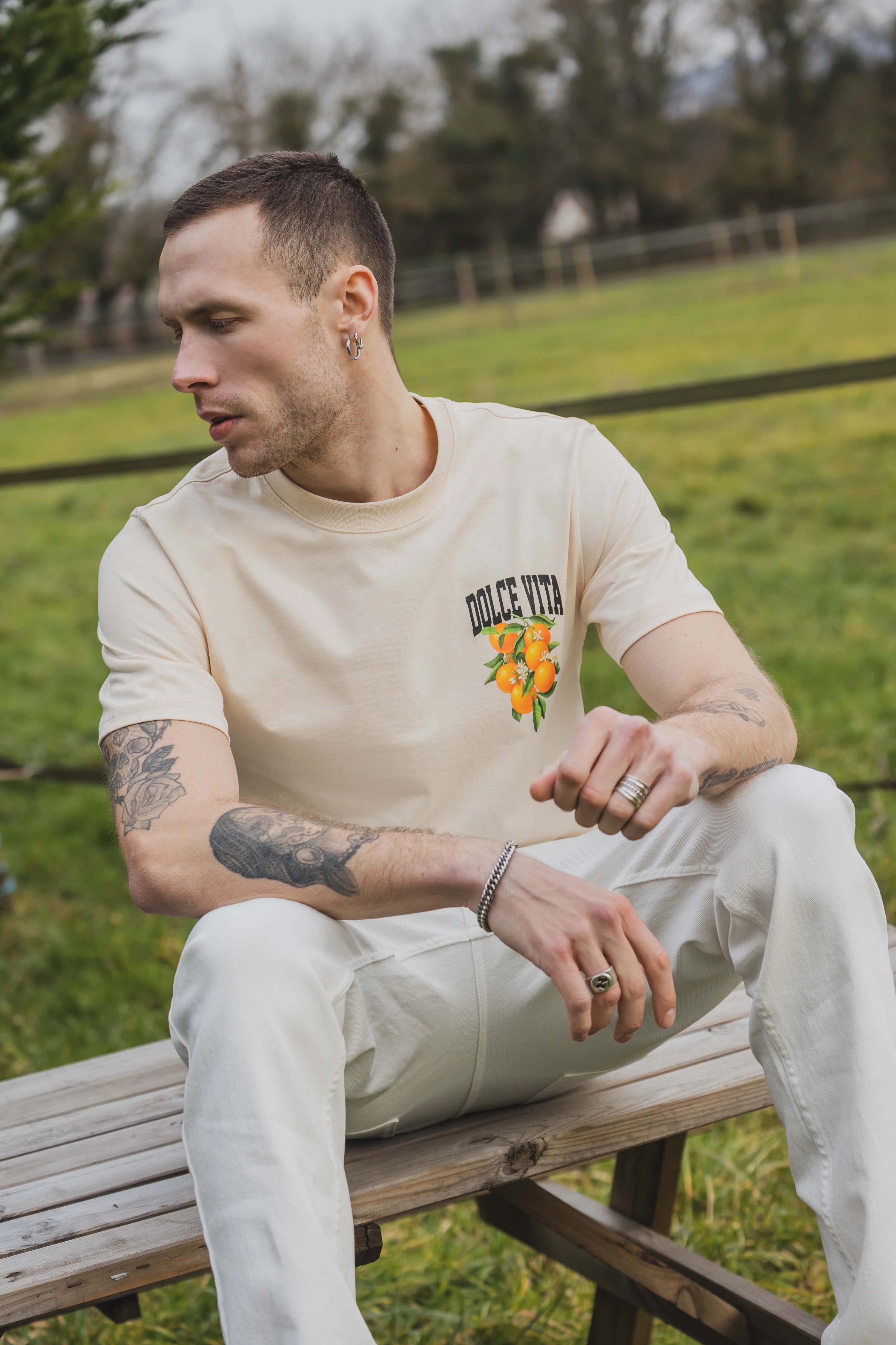 T-shirt beige à manches courtes avec col rond