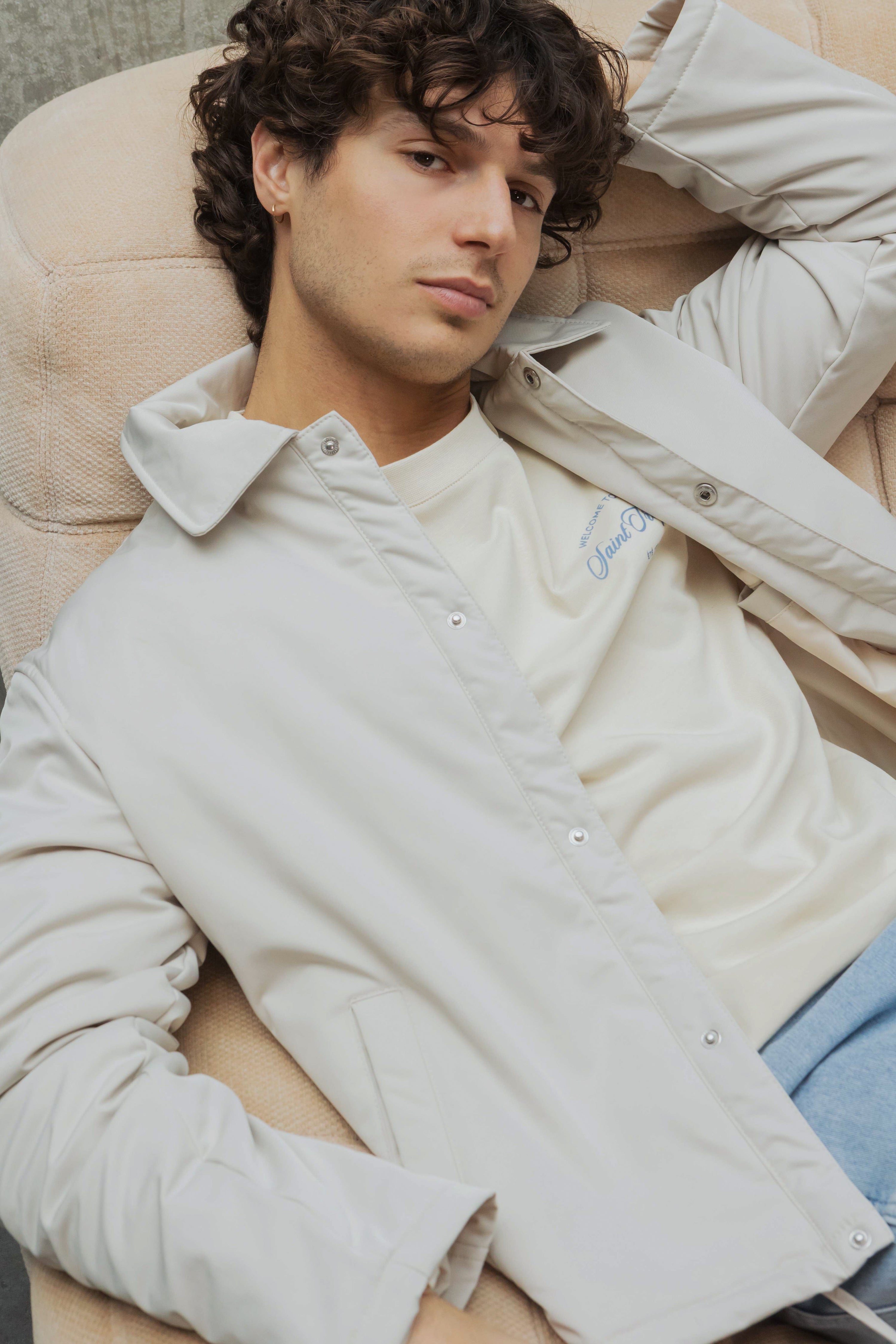 Veste moderne à col pratique et élégante