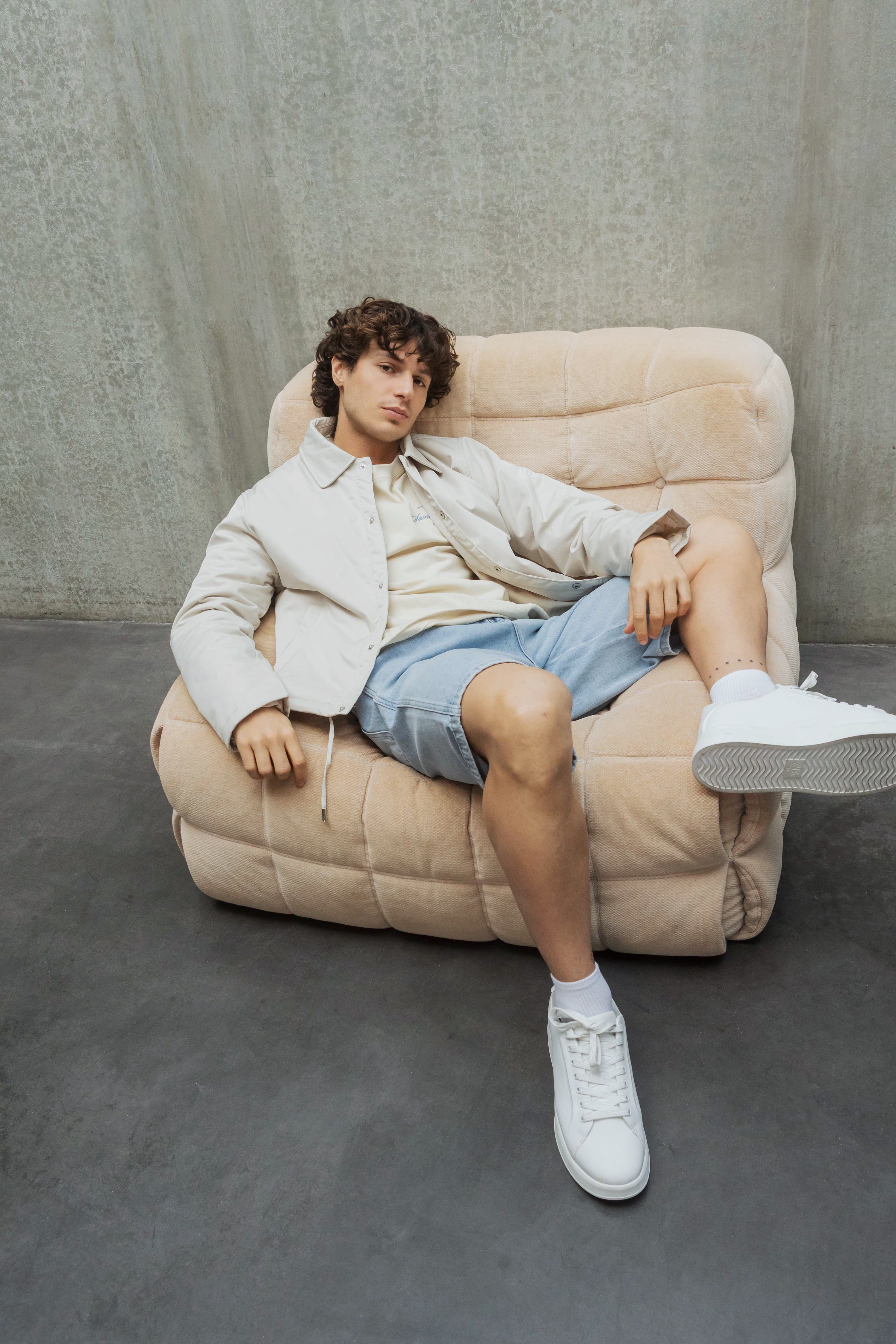 Veste moderne à col pratique et élégante