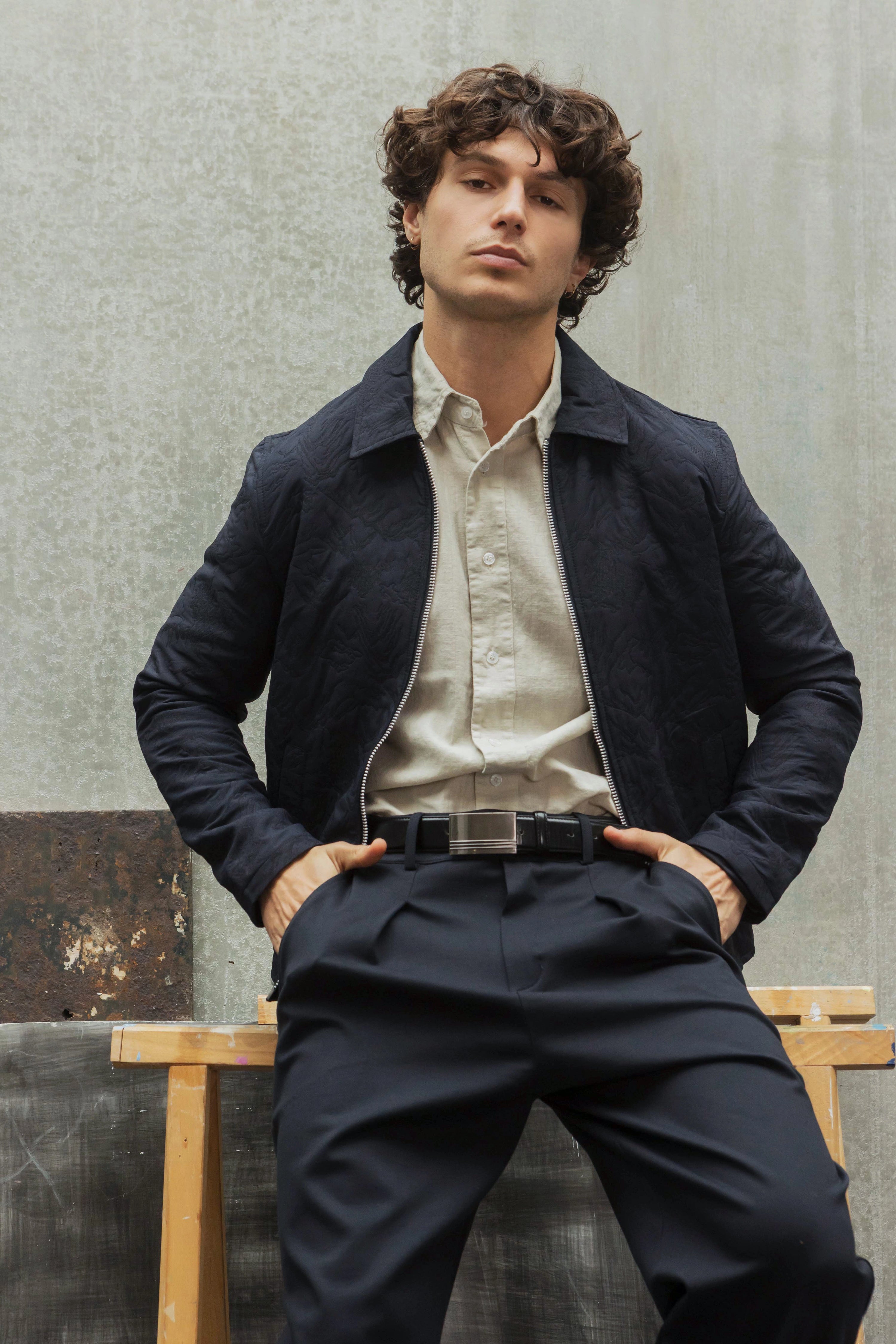 Veste minimaliste alliant élégance et simplicité